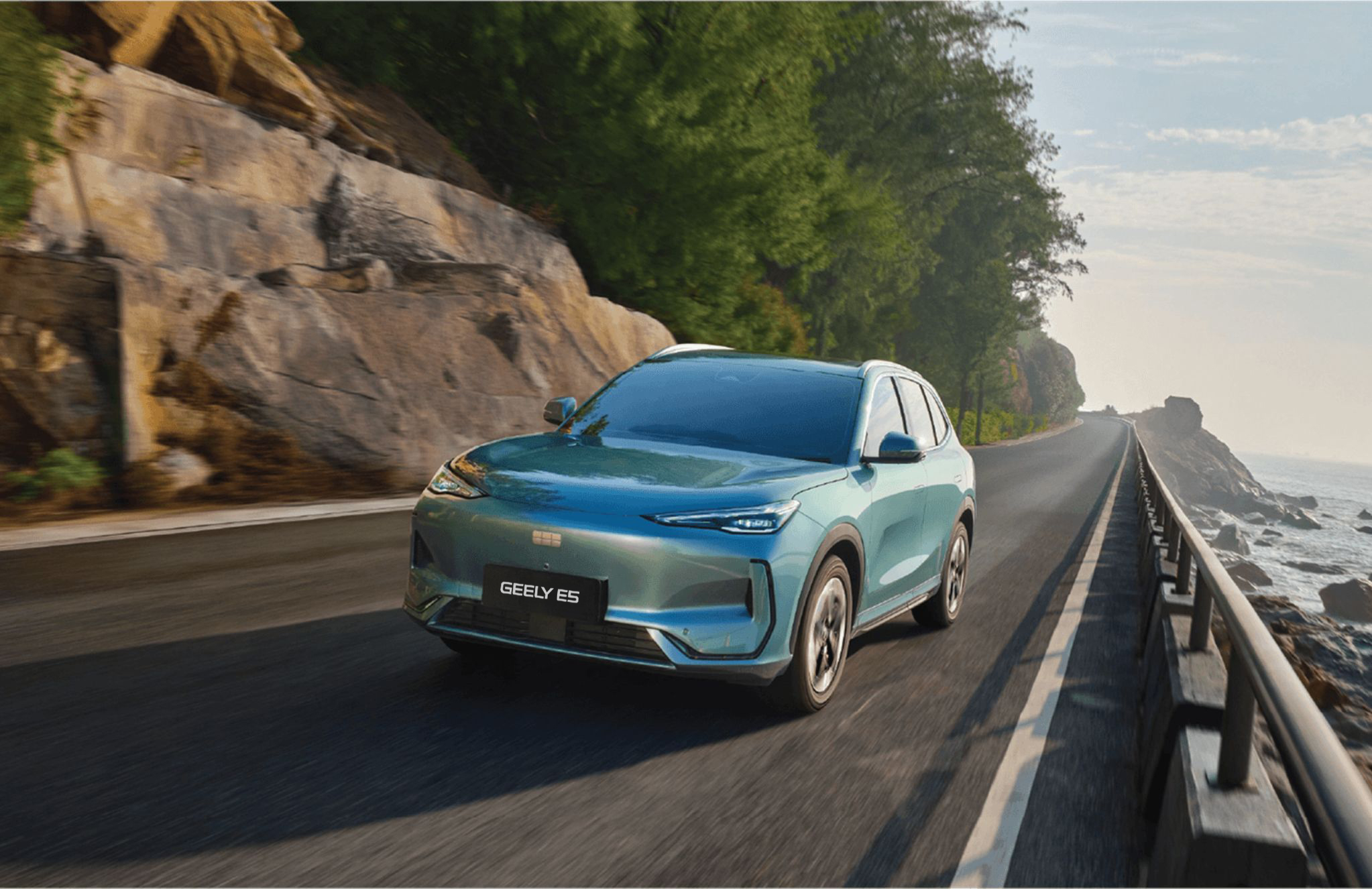 Samochód GEELY E5 w trasie