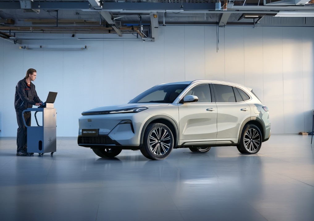 Samochód GEELY EX5 EM-i w serwisie na przeglądzie