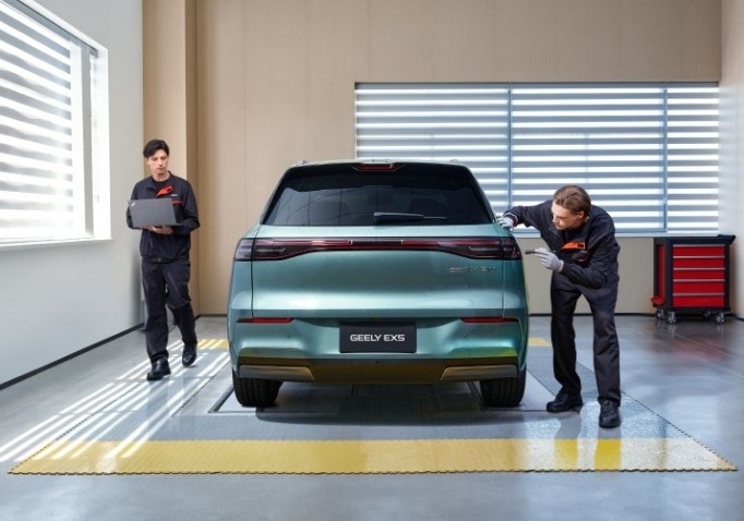 Samochód GEELY EX5 w serwisie