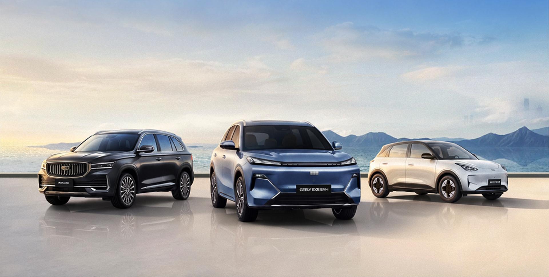 Samochody GEELY czarny, niebieski i biały na tle gór oraz morza