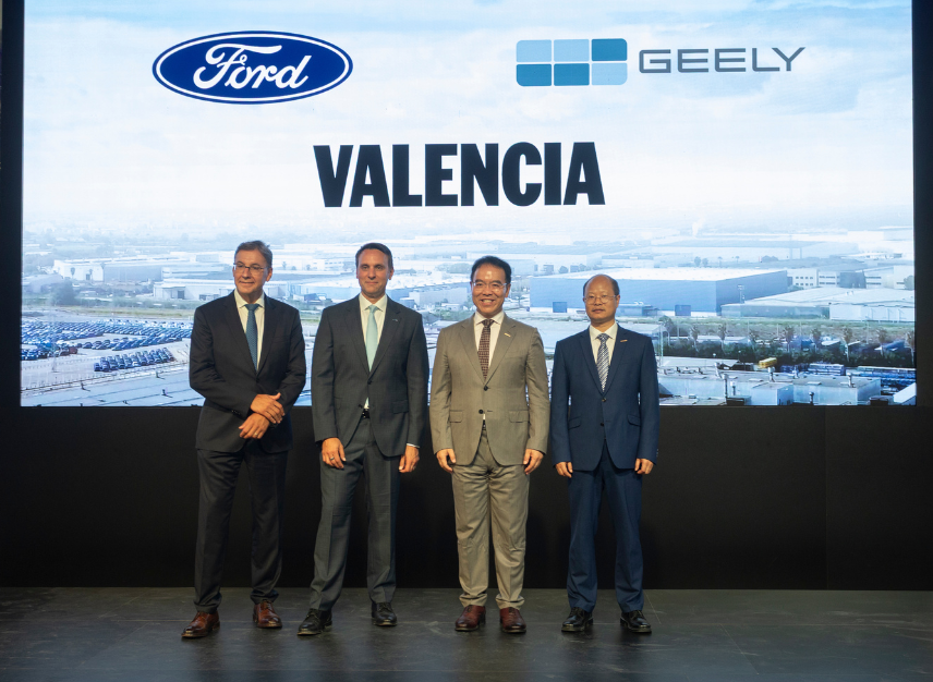 Grupa mężczyzn w garniturach na tle ekrnau z logami GEELY oraz Ford; z dopiskiem VALENCIA