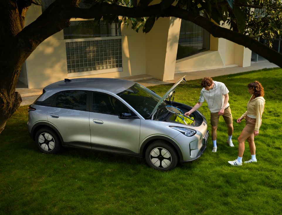 Młoda para pakująca się na wycieczkę samochodem GEELY E2
