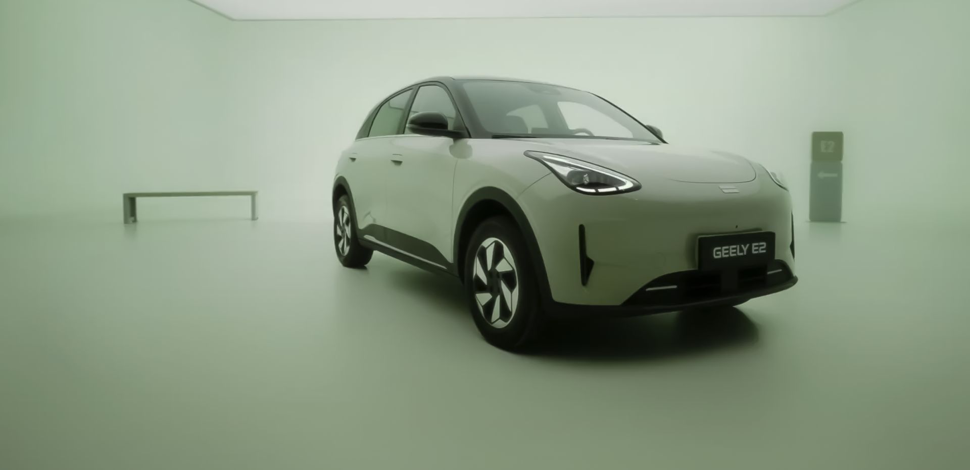 Zielony samochód GEELY E2